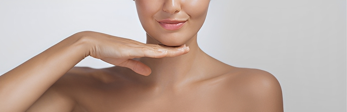 A model with her hand under her chin